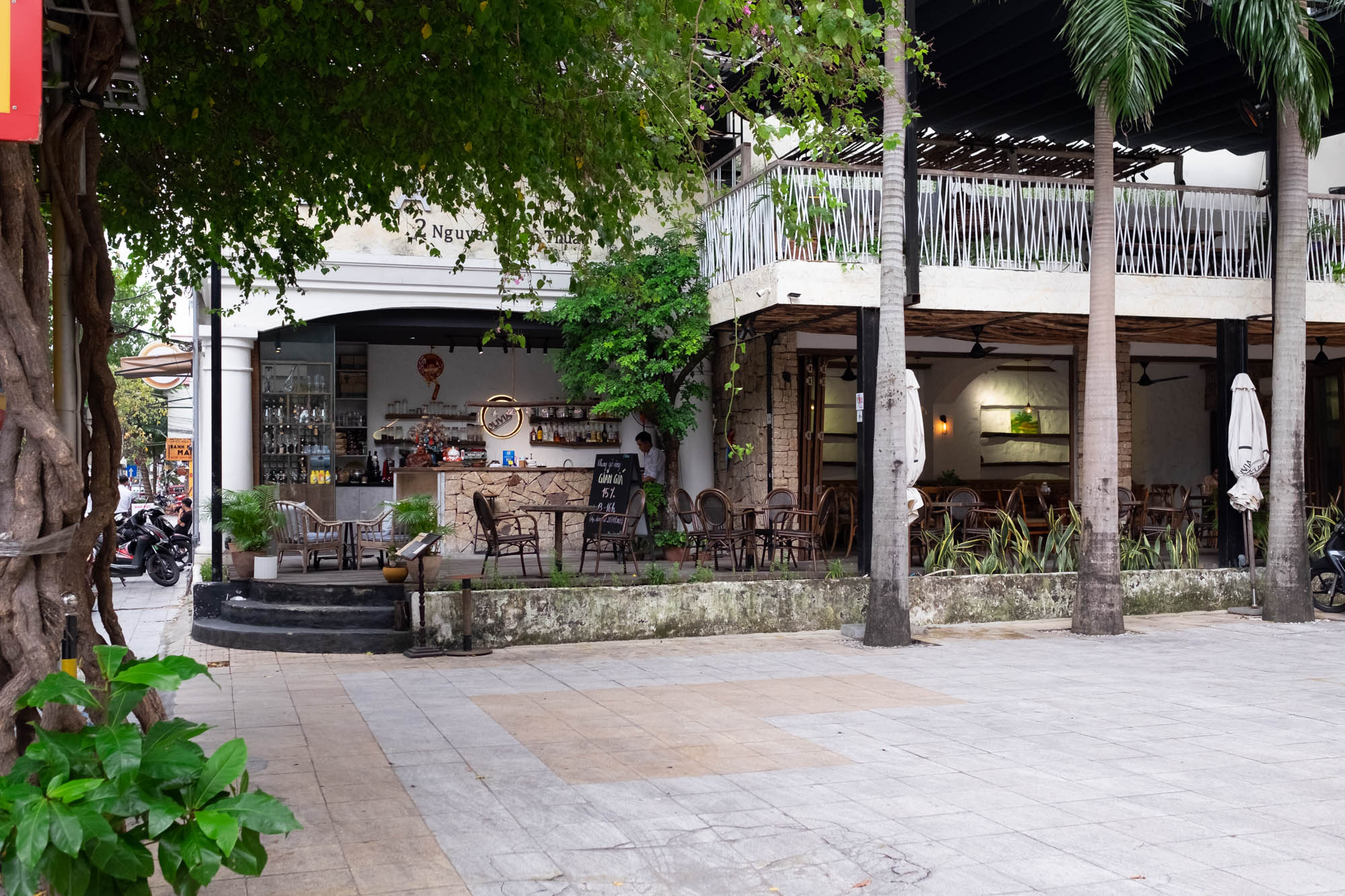 vietnamská kavárna s prostornou otevřenou terasou